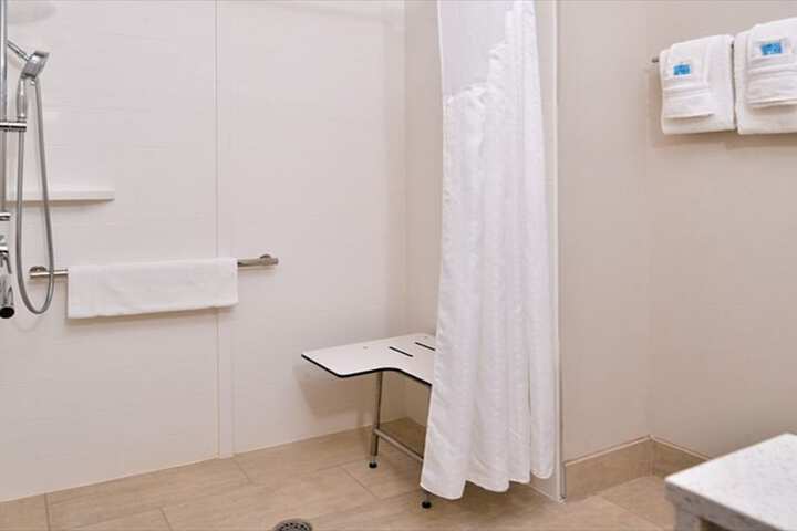 Holiday Inn Express & Suites Parkersburg East by IHG