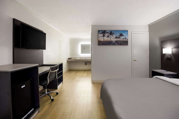 Room 33 of 39