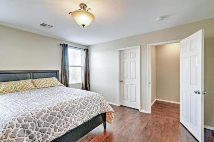Single House 7 Miles to Strip and Town Center