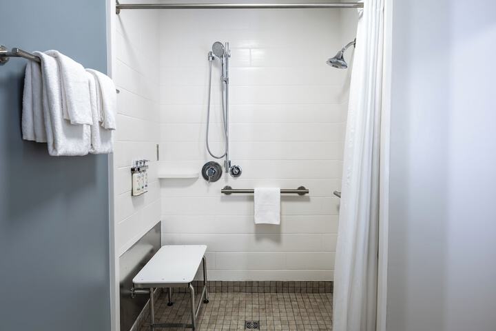 Holiday Inn Express & Suites Greenwood Mall by IHG