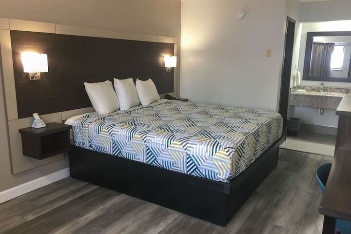 Room 27 of 33