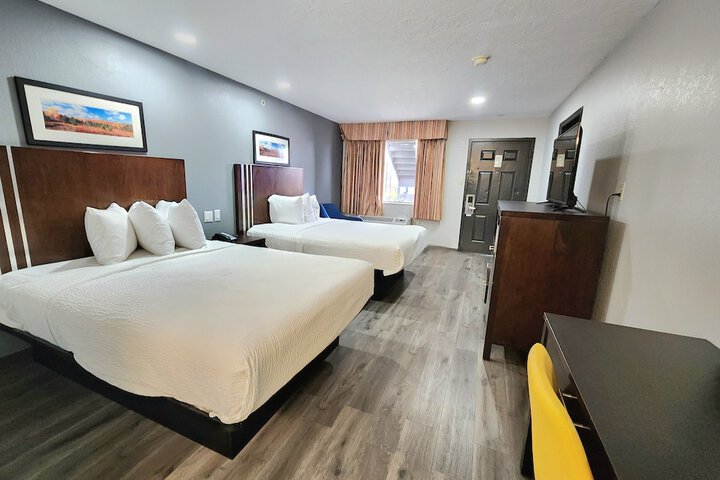Days Inn & Suites by Wyndham Winnie