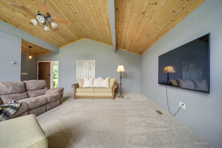 Centrally Located Brevard Home w / Deck & Fire Pit!