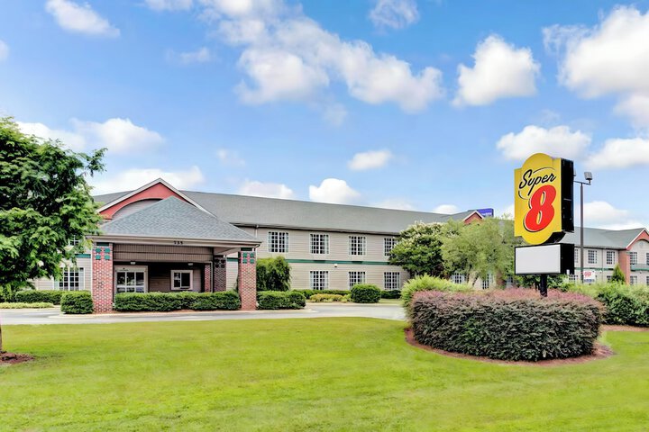 Super 8 by Wyndham Smithfield / Selma