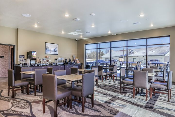 Cobblestone Hotel & Suites - Waukesha / West Milwaukee