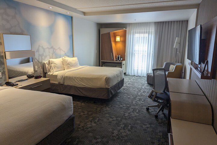Courtyard by Marriott Holland Downtown
