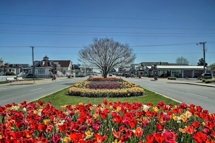 Walk to Bethany Beach Boardwalk: Coastal Retreat