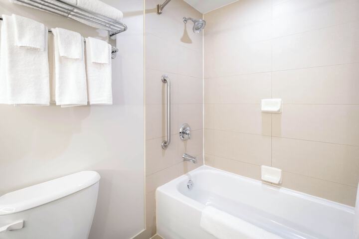 Holiday Inn Express & Suites Kingston Central by IHG