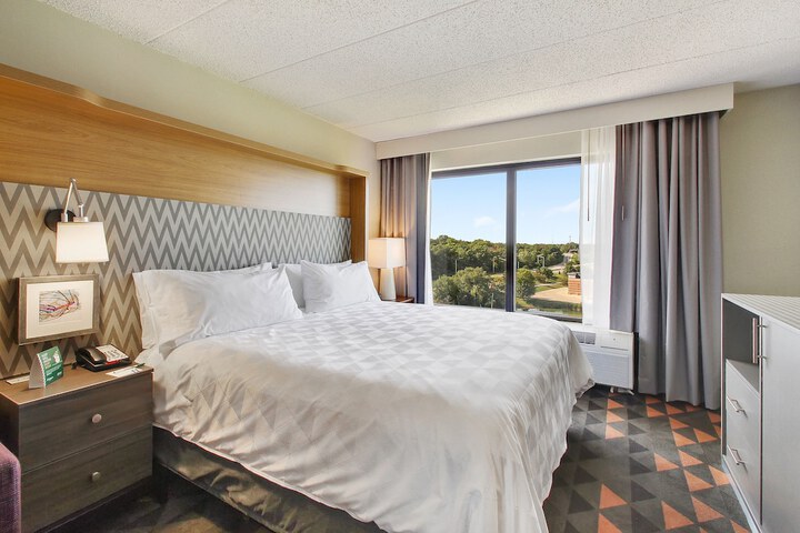 Holiday Inn Chicago Nw Crystal Lk Convention Center by IHG