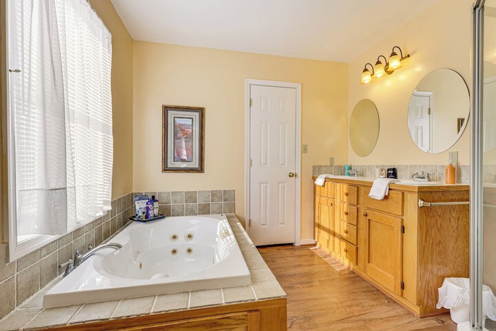 Family Home w / Game Room & Decks in Etlan!