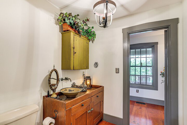 Spacious & Historic Cabin in New Haven w / Pond!
