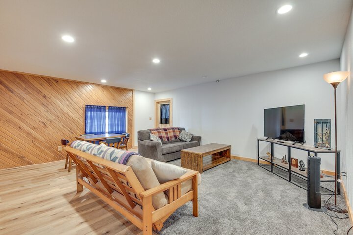 Lakefront Rhinelander Retreat w / Private Hot Tub!