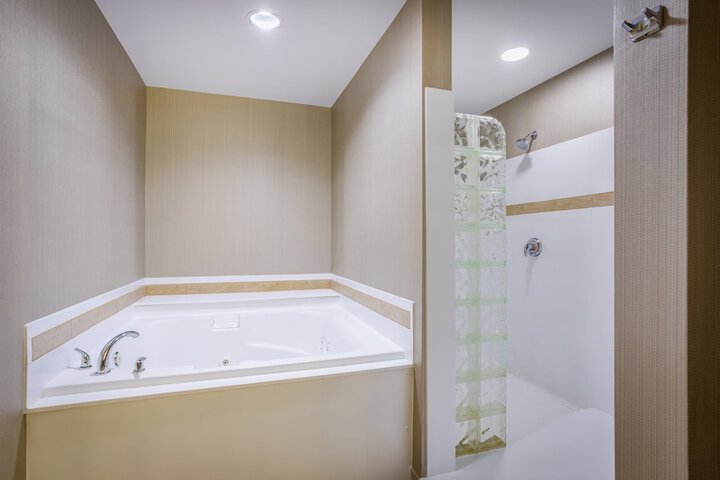 Holiday Inn Lafayette-City Centre by IHG