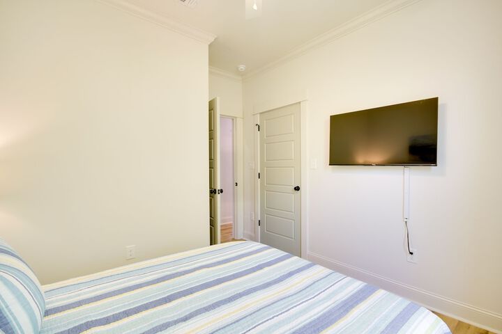 Lovely Bay St. Louis Retreat w / Dock & Canal Access