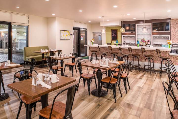 Holiday Inn & Suites Dallas-Addison by IHG