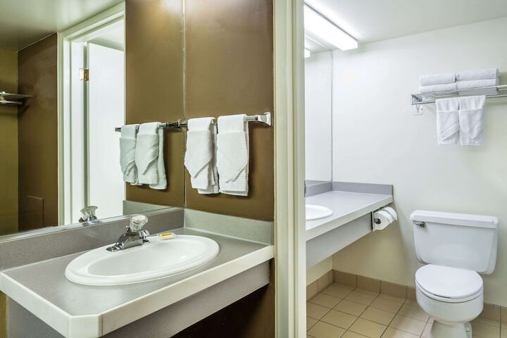 Days Inn & Suites by Wyndham Logan
