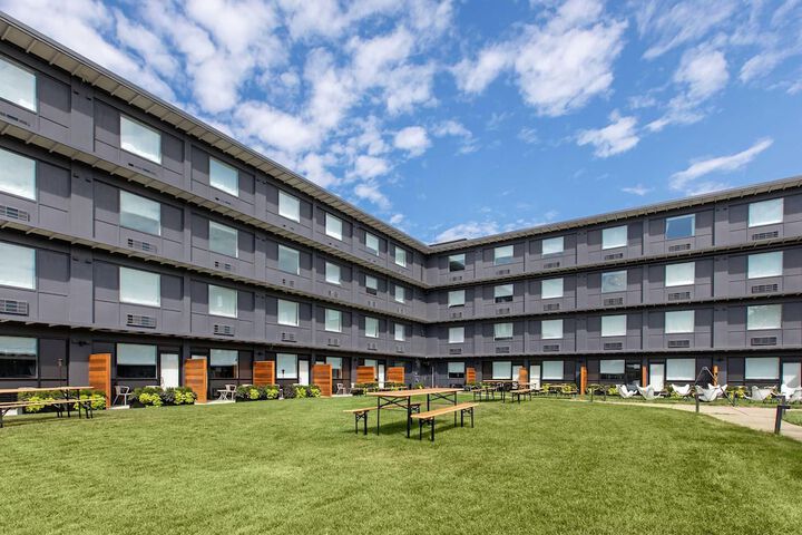 Hotel Exterior 106 of 112
