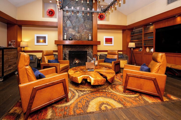 Lounge 39 of 52