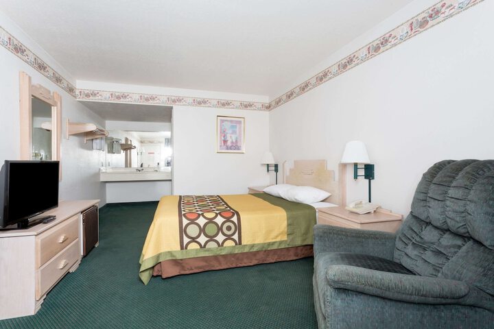 Room 6 of 15