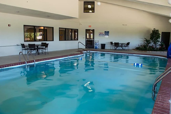 Greenlight Inn & Suites