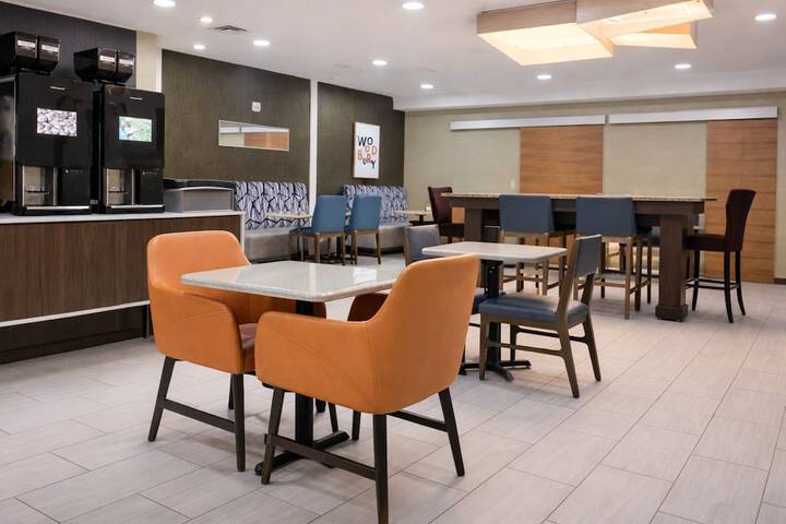 Holiday Inn Express Hotel & Suites St. Paul-Woodbury by IHG