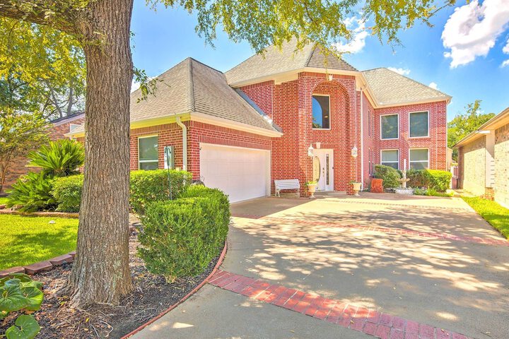Beautiful Montgomery Home w / Lakefront Deck!