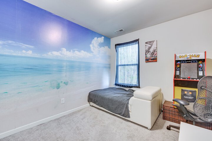 Union City Townhome: 17 Mi to Downtown Atlanta!
