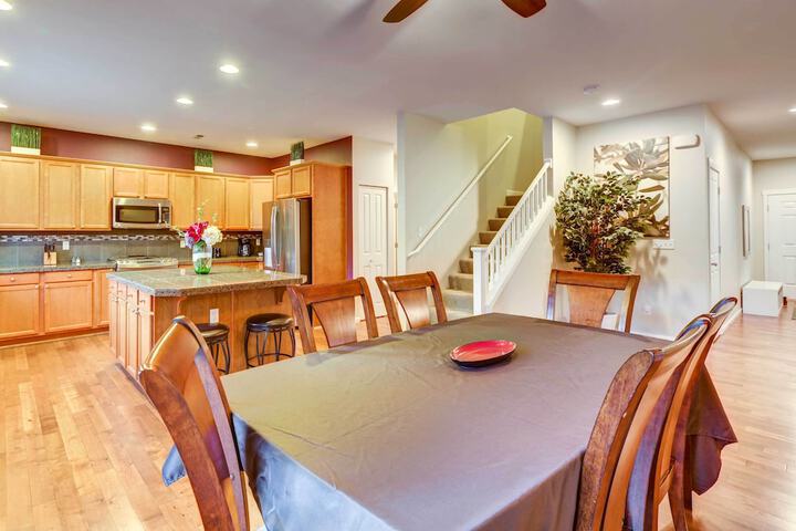 Spacious Kent Home Near Seatac Airport w / Patio