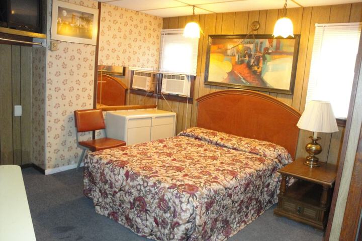 Room 5 of 8