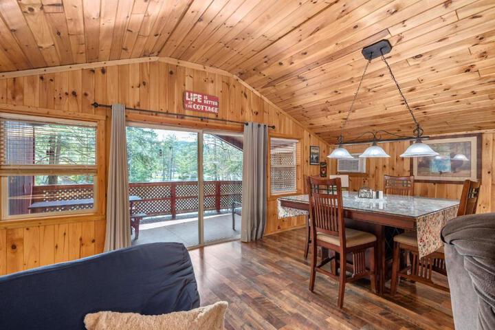 Hide-A-Way - Two Bedroom Cottage Lakeside