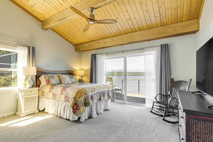 Bayfront Home w / Private Beach in Poulsbo!
