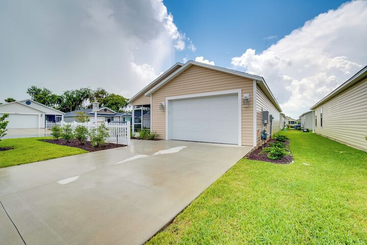 Sun-soaked Retreat in The Villages w / Grill!