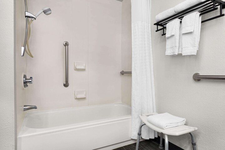 La Quinta Inn & Suites by Wyndham Cleveland Airport West