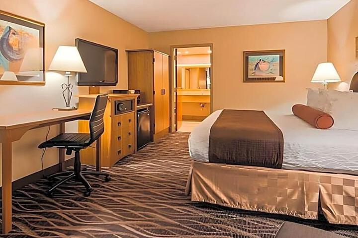 Best Western Plus Saddleback Inn & Conference Center