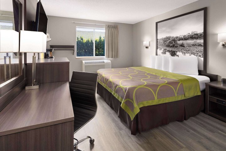 Super 8 by Wyndham Burnham / Lewistown