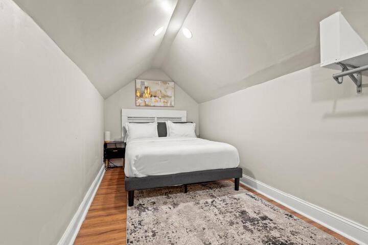 2-Story Stay with Game Lounge & Free Parking Spots - 5 mins to NYC Train