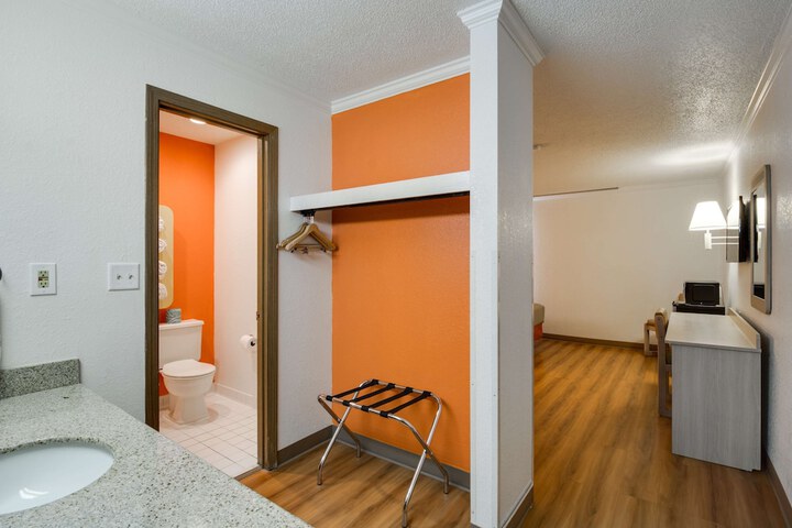 Room 22 of 28