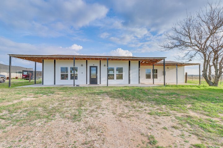 Modern Farmhouse in Del Valle: Rural Setting!