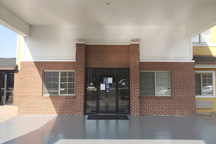 Days Inn by Wyndham Lake Village