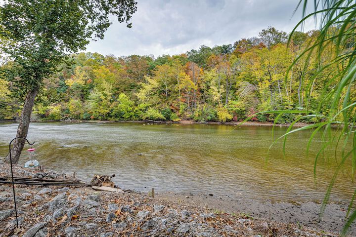Riverfront Brookston Retreat w / Deck & River Tubes