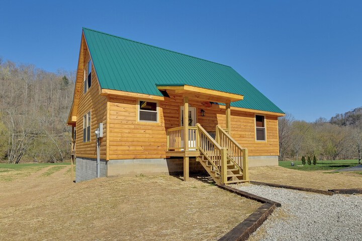 Riverside Beattyville Cabin w / Kayaks & Fire Pit!