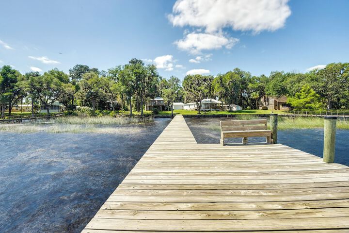 Renovated Crescent Lake Escape w / Waterfront Deck!