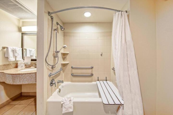 Courtyard by Marriott Kansas City Country Club Plaza