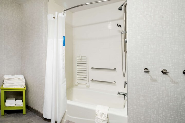 Room 10 of 27
