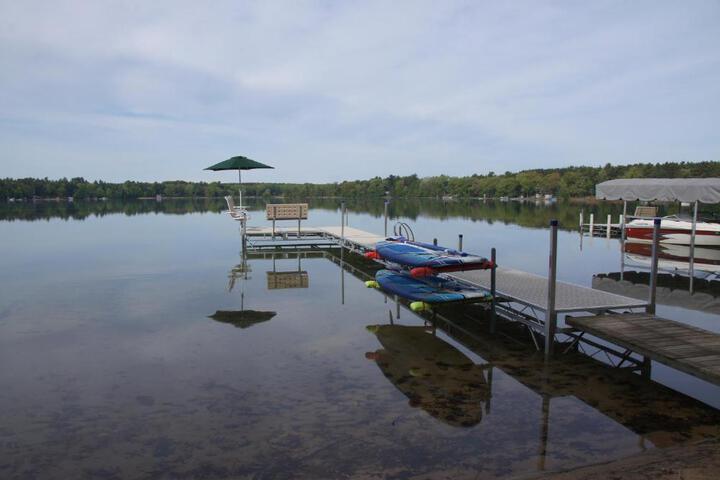 Lakefront Home 4 Bedroom 4 Bath Sleeps 12