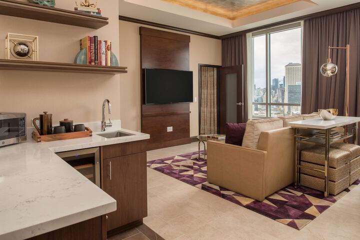 Lounge 113 of 131