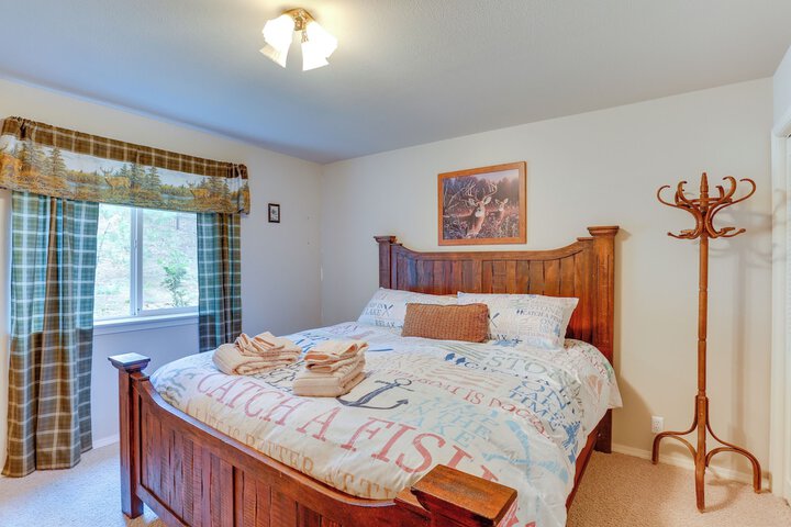 Pet-friendly California Cabin w / Beach Access