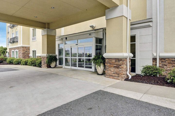 Comfort Suites near Hot Springs Park