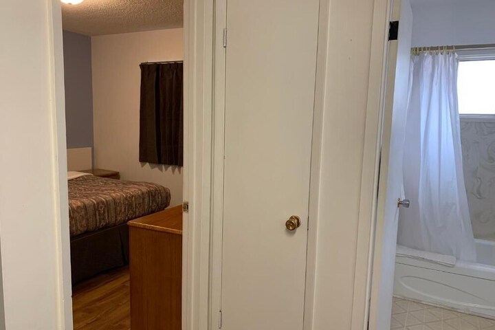 Room 32 of 99