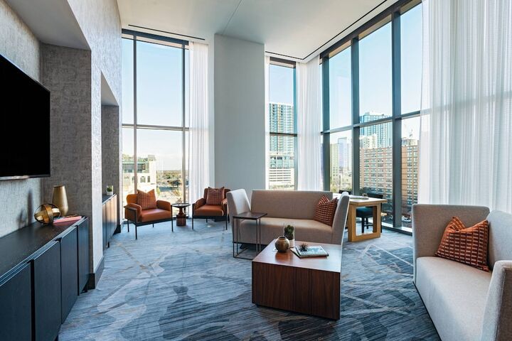 Lounge 86 of 106